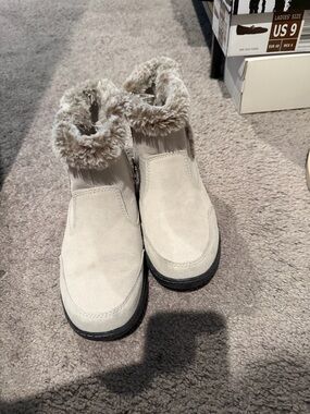 Faux Fur Trim Suede Ankle Booties - Light Cream